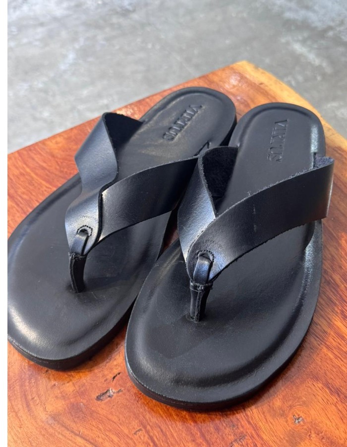 Produto sandalia-de-dedo-em-couro-100-preto 1