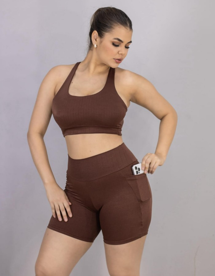 SHORT BOLSO TRIANGULO EM CANELADO