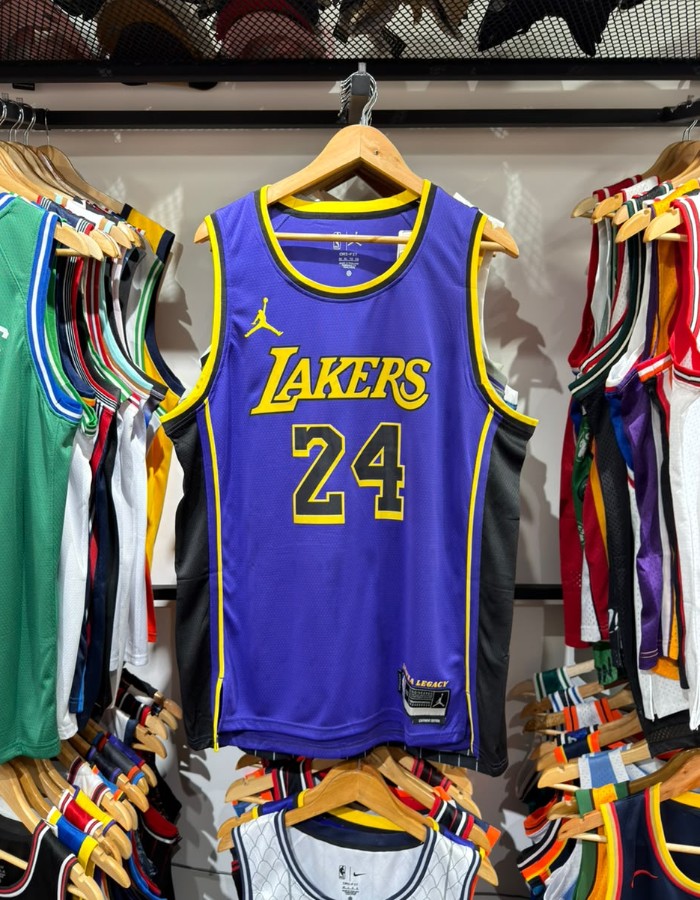 LOS ANGELES LAKERS - KOBE BRYANT 24 