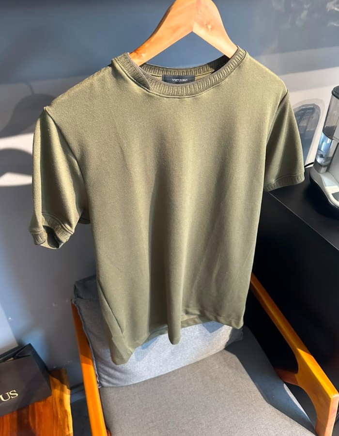 Produto t-shirt-gola-cruzada-verde-musgo 1