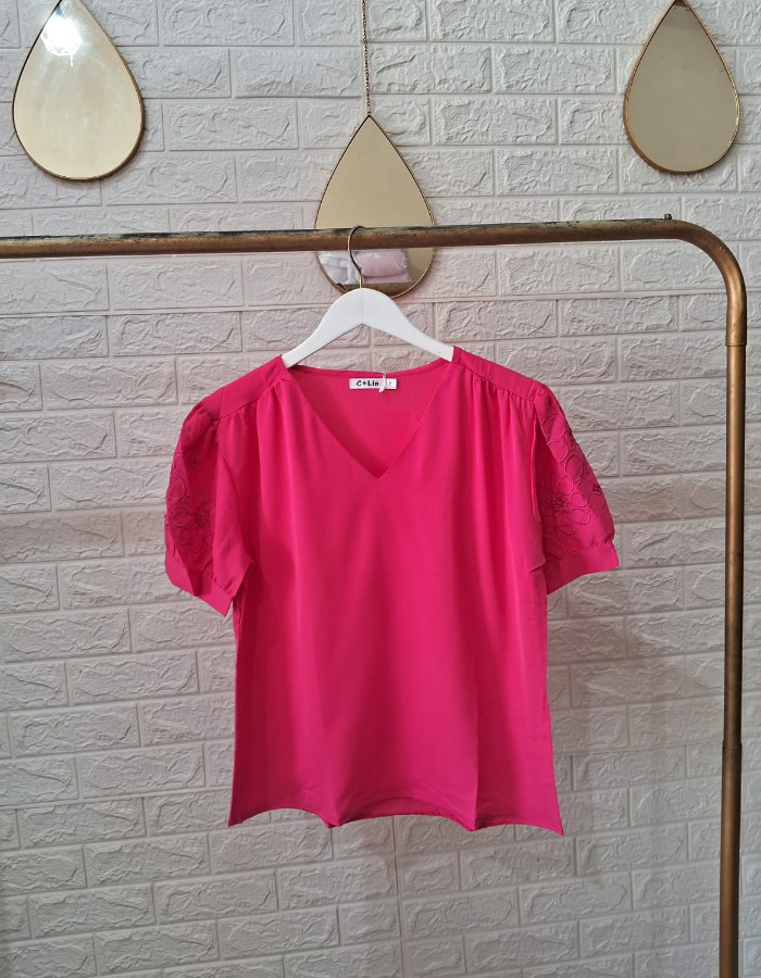 BLUSA COM BORDADO NA MANGA