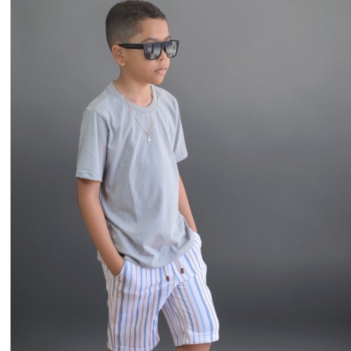 Conjunto bermuda listra fina com camisa cinza