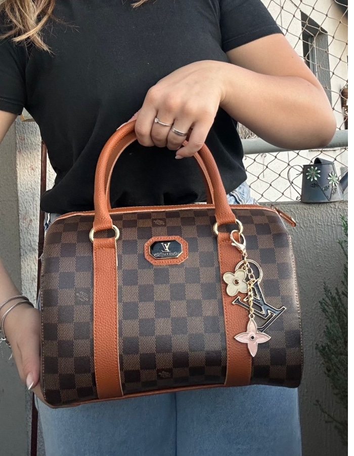 Baú Louis Vuitton com  chaveiro