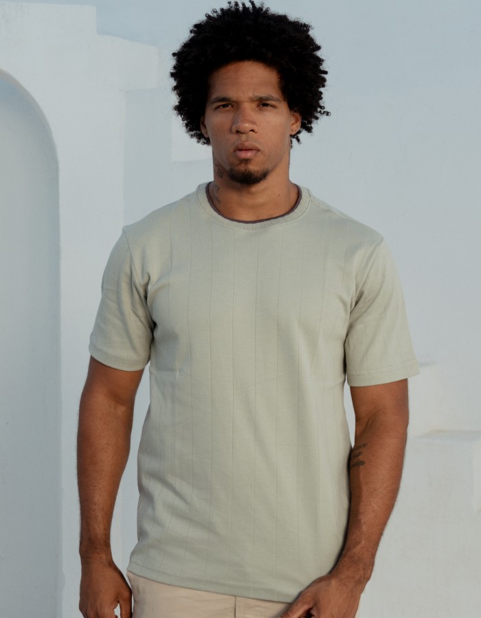  T-SHIRT TEXTURIZADA - MILANO C/ ACESSÓRIO
