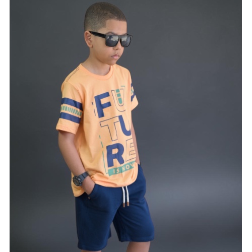 Camisa laranja com bermuda marinho