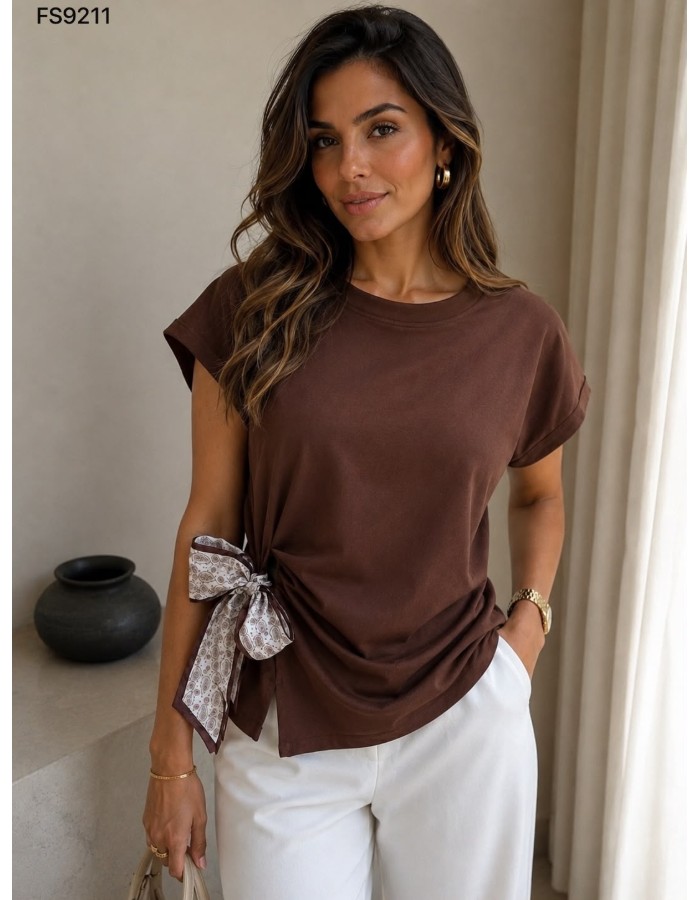 T-SHIRT C/ DETALHE DE LENÇO