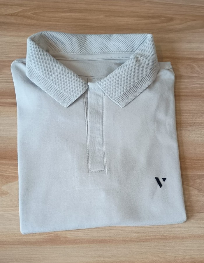 CAMISA GOLA POLO ZIPER SUEDINE BEGE CLARO