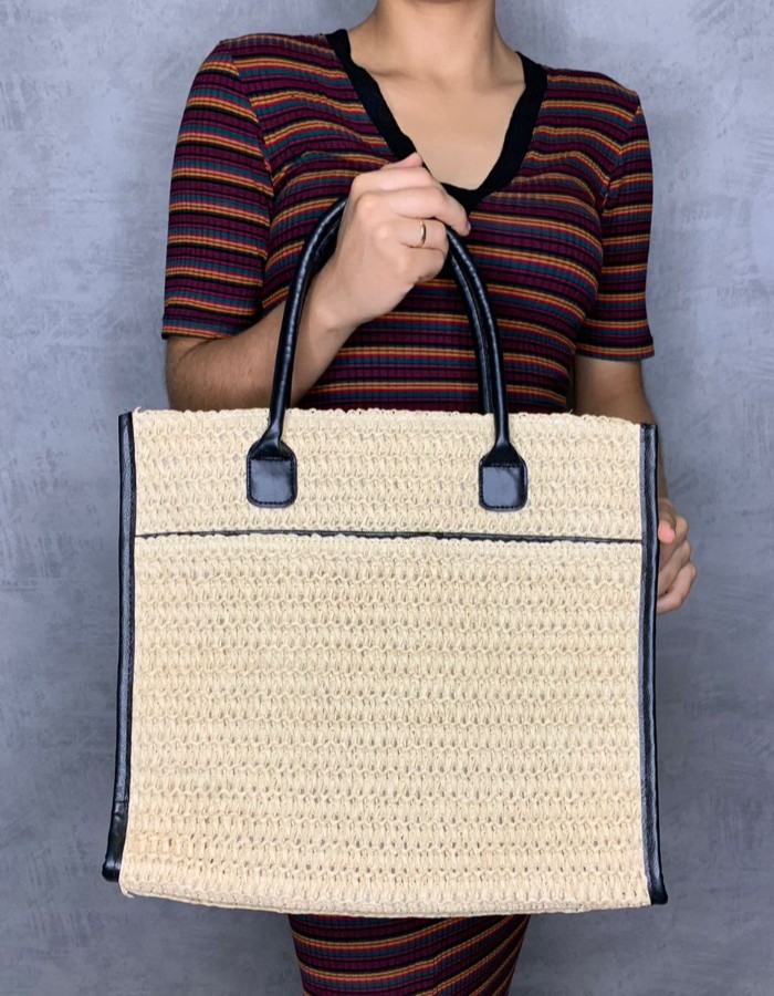 Bolsa de Palha com adornos em Couro Sintético