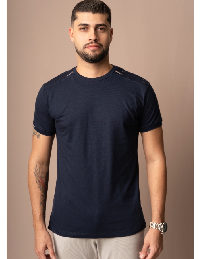 T-SHIRT PRIVILEGE 30.1 COM DECOTE NO OMBRO