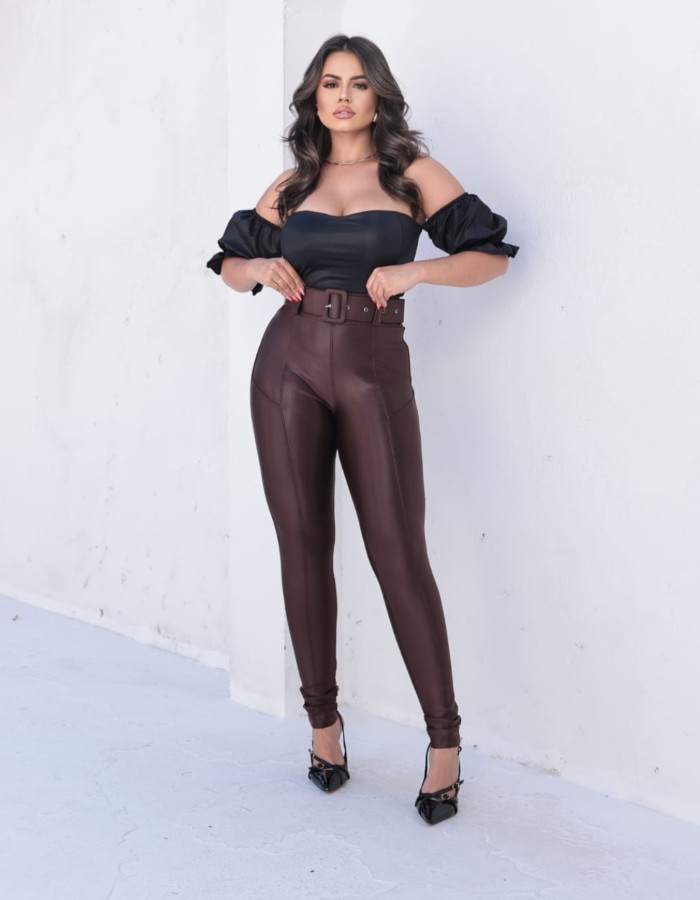 Calça com cinto