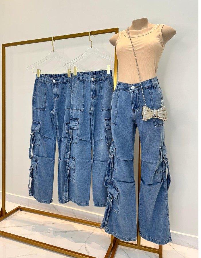 CALÇA WIDE LEG BOLSO CARGO DETALHES DE PLINÇAS E FIVELAS