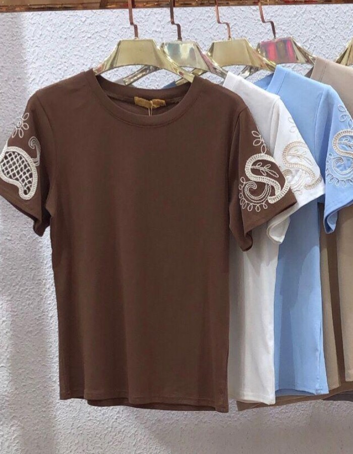 BLUSA T-SHIRT ALGODÃO COM ELASTANO BORDADA  NA MANGA 