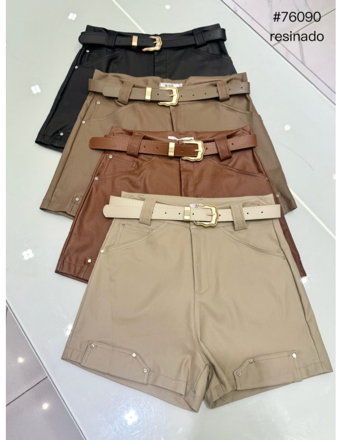 Short resinado com cinto e detalhes