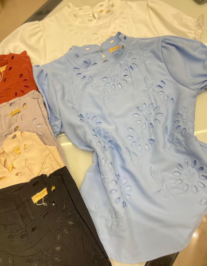 BLUSA CREPE SEDA COM BORDADO VASADO FORRO