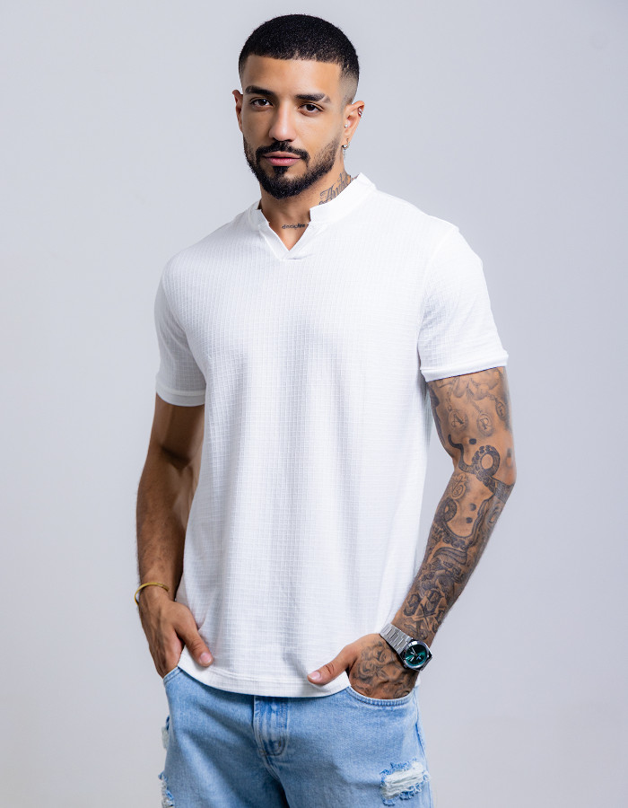 CAMISETA GOLA PADRE EM V TEXTURIZADO