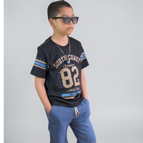 Camisa preta com bermuda azul jeans