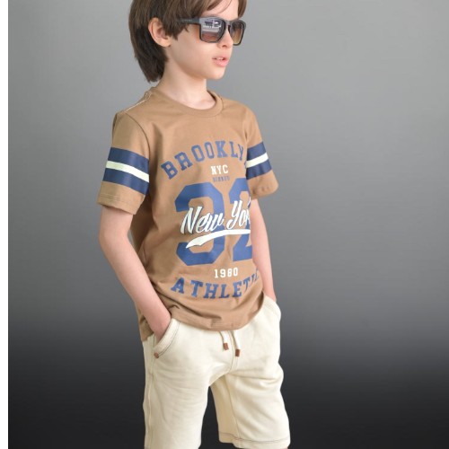 camisa caramel com bermuda bege