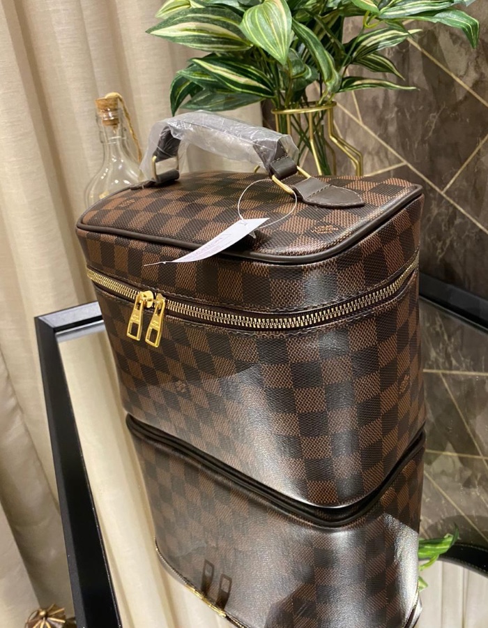  Louis Vuitton frasqueira  com Alça Transversal
