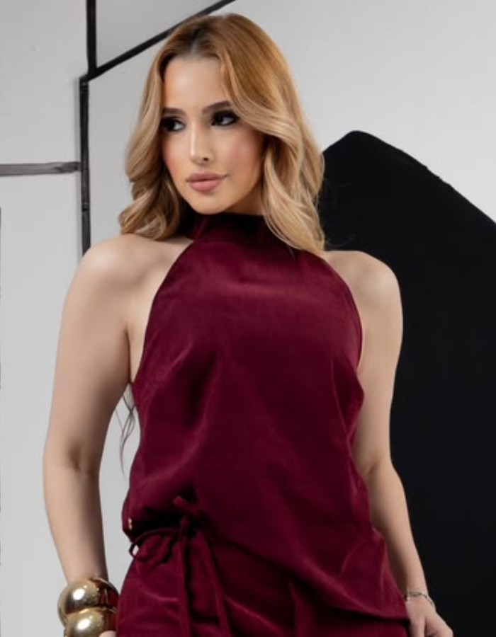 Blusa assimétrica gola alta