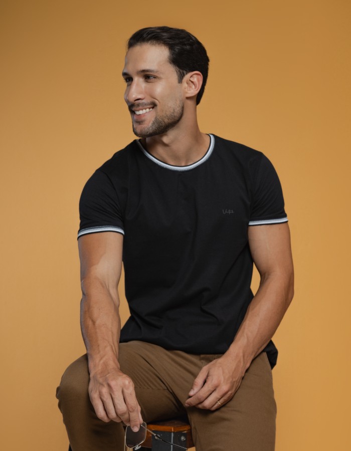 CAMISA GOLA CARECA DIFERENCIADA PRETA