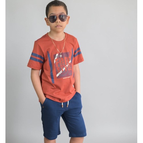 Camisa terracota+ bermuda azul marinho