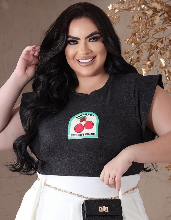 Blusa estilo muscle tee c/ aplicações love cherry 