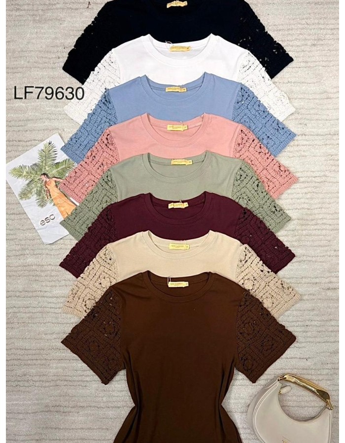 T-SHIRT C/ DETALHE CROCHE NA MANGA