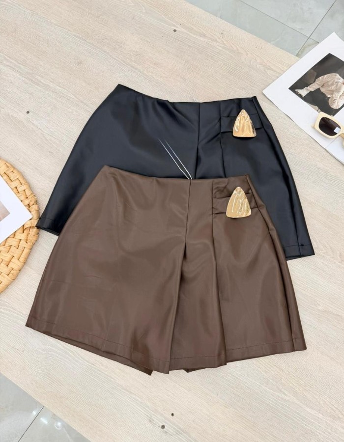 SHORT SAIA COURO LEGÍTIMO