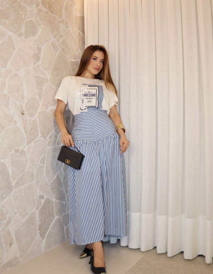 CONJUNTO TEE DETALHE RENDA E SAIA DE LISTRAS