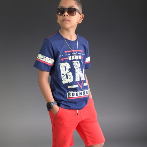 Camisa azul + bermuda vermelha 