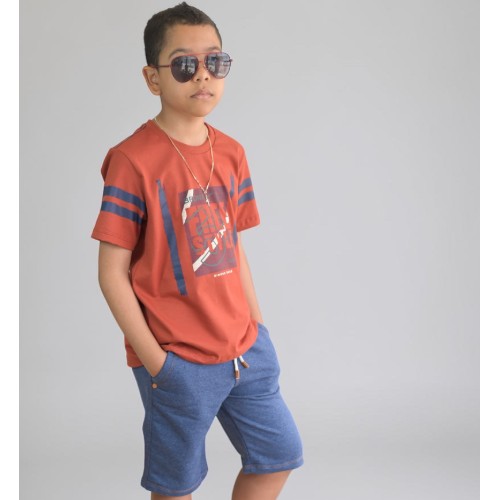 Camisa terracota+ bermuda azul jeans 