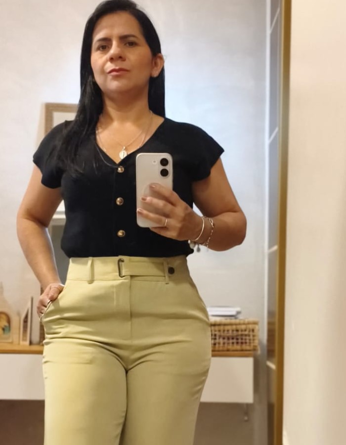 BLUSA TRICÔ MODAL COM BOTÃO DOURADO 