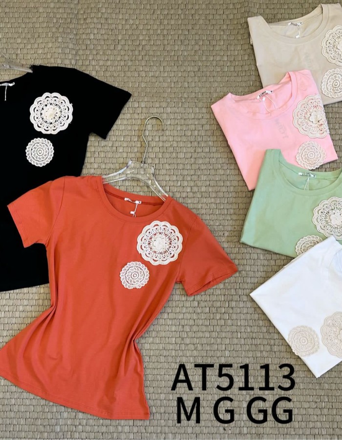 T-SHIRT COM APLIQUE DE FLOR DE CROCHÊ ALGODÃO COM ELASTANO