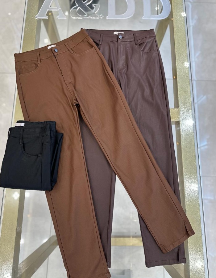 CALÇA RETA RESINADA