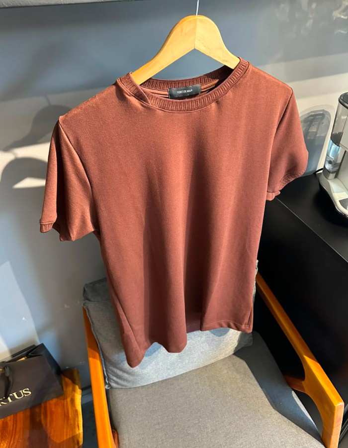Produto t-shirt-gola-cruzada-cafe 1