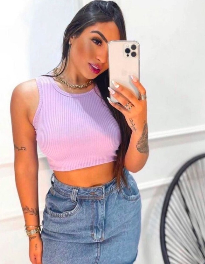 CROPPED CARLA