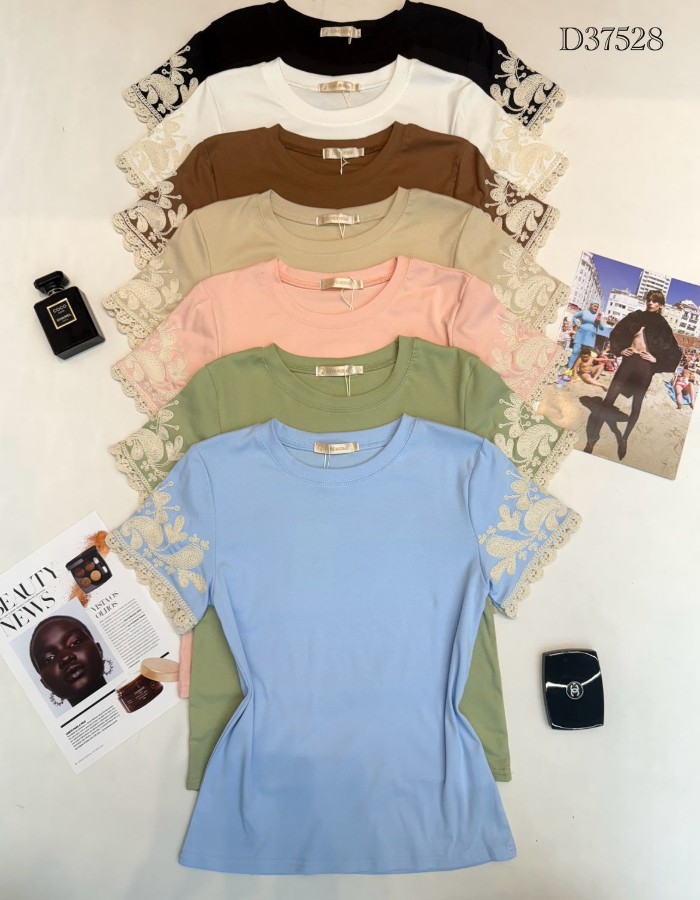 T-SHIRT C/ DETALHE NA MANGA