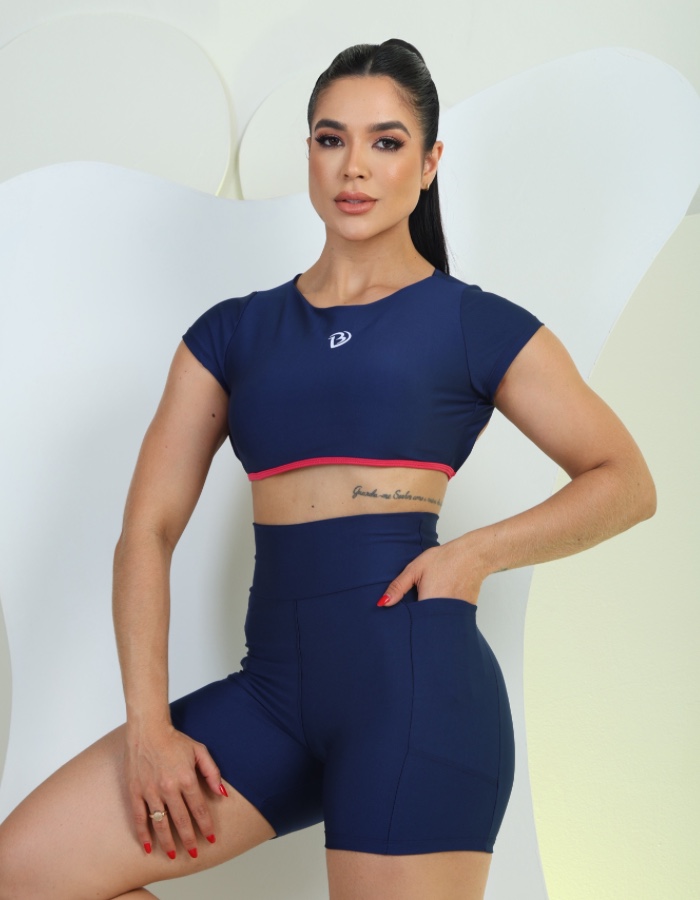 Conjunto top com manga e short com bolso nas laterais 
