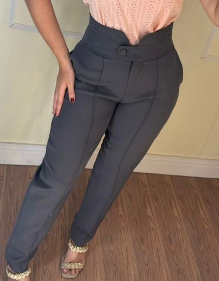 CALÇA DETALHE NO BOTÃO 