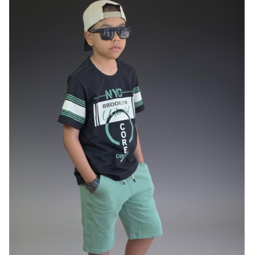 Camisa preta com bermuda verde sálvia 