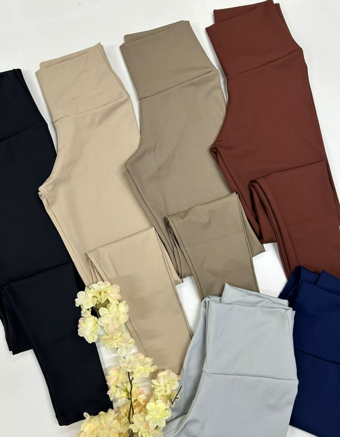 CALÇA CÓS ALTO EM CANELADO BRILHOSO