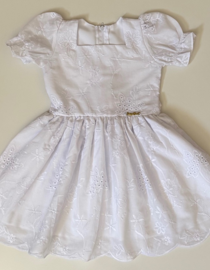 Vestido em Cambraia com manga
