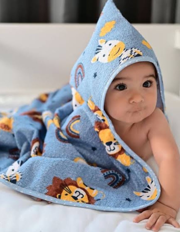 TOALHA ESTAMPADA COM CAPUZ DE CENTRO BUBLIM