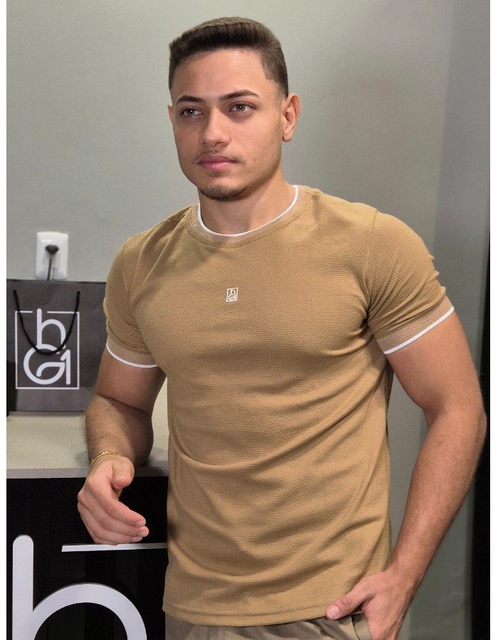 T-SHIRT TEXTURIZADA ACESSÓRIO