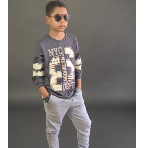 Conjunto com calça cinza