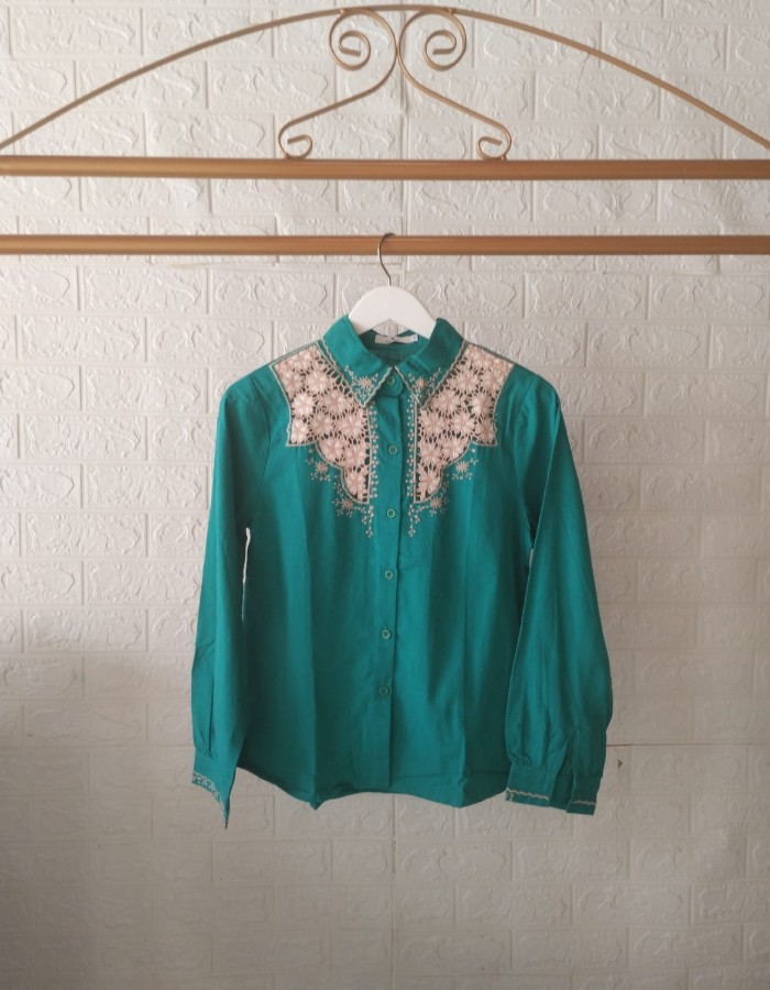 CAMISA DE LINHO COM BORDADO NO PEITO 