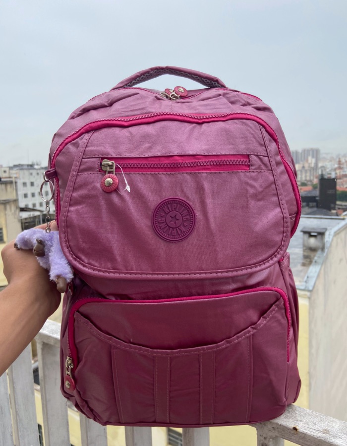 Mochila Kipling Metálica com Bordado na Frente