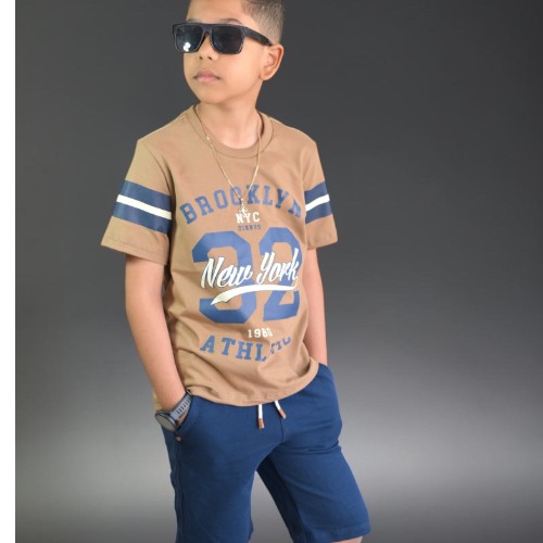 Camisa caramel com bermuda azul marinho 