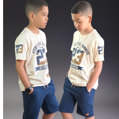 Camisa bege com bermuda azul marinho 