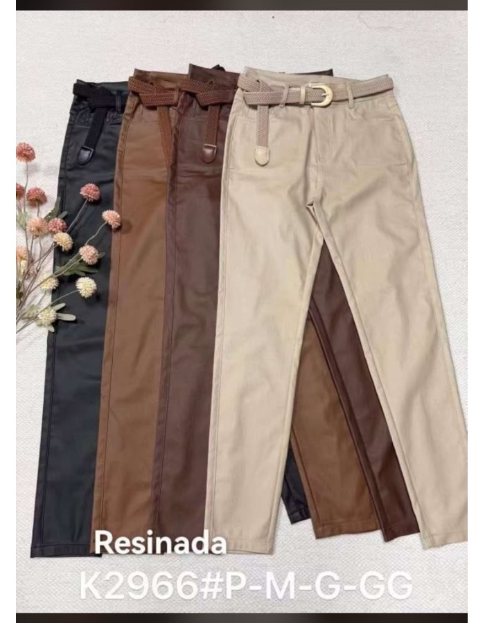 Calça resinada com cinto trançado 